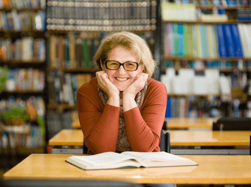 Personne lisant un livre dans une bibliothèque
